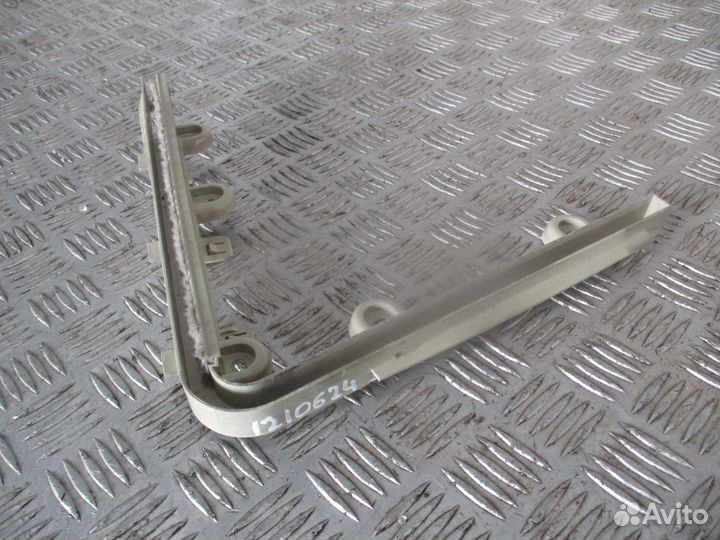 Крепление дверцы полки хранения Volvo 82267976