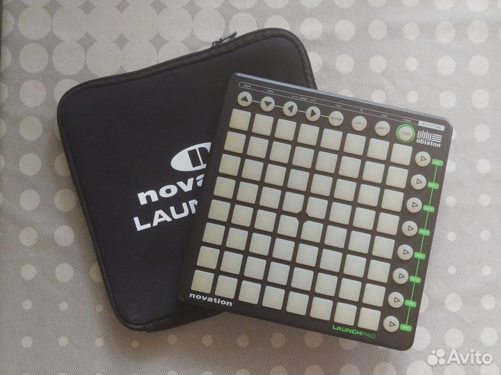 Музыкальный контроллер novation launchpad