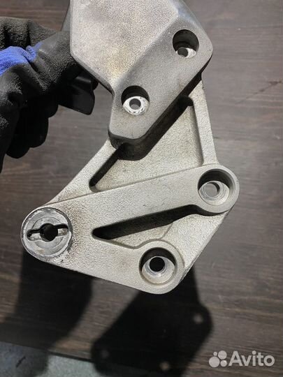 Кронштейн правой подножки для Suzuki SV1000