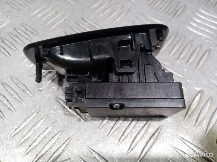 Б/У Кнопка фиксатора стояночного тормоза Me#003