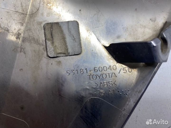 Молдинг фары передний правый Toyota Land Cruiser