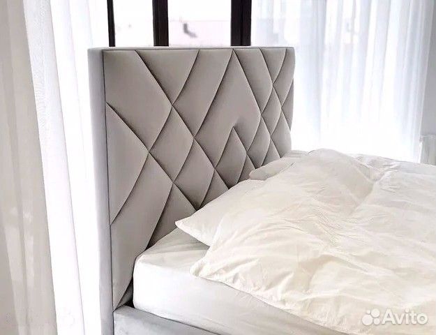 Кровать с подъёмным механизмом и мягкой обивкой