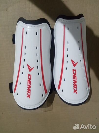 Продам щитки футбольные