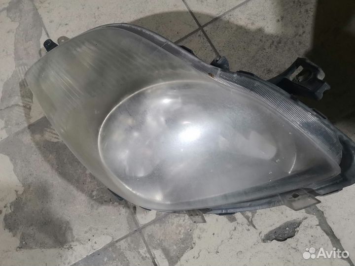 Фары на Toyota Vitz