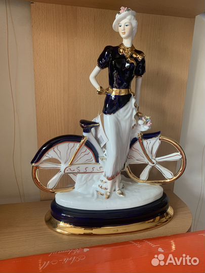 Фарфоровая статуэтка 