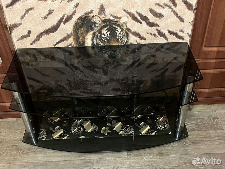 Стеклянный стол под телевизор