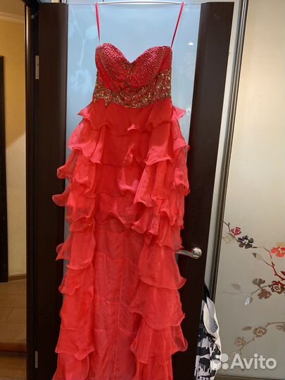 Коралловое платье с отстегивающимся шлейфом