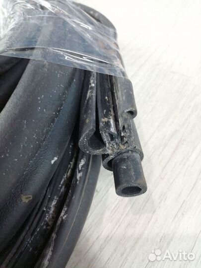 Уплотнитель резинка проема багажника Renault sande