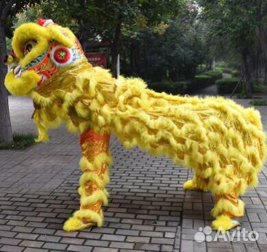 Желтый китайский лев для танца
