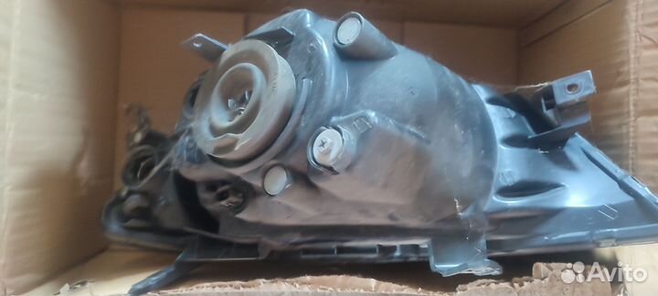 Правая передняя фара L200