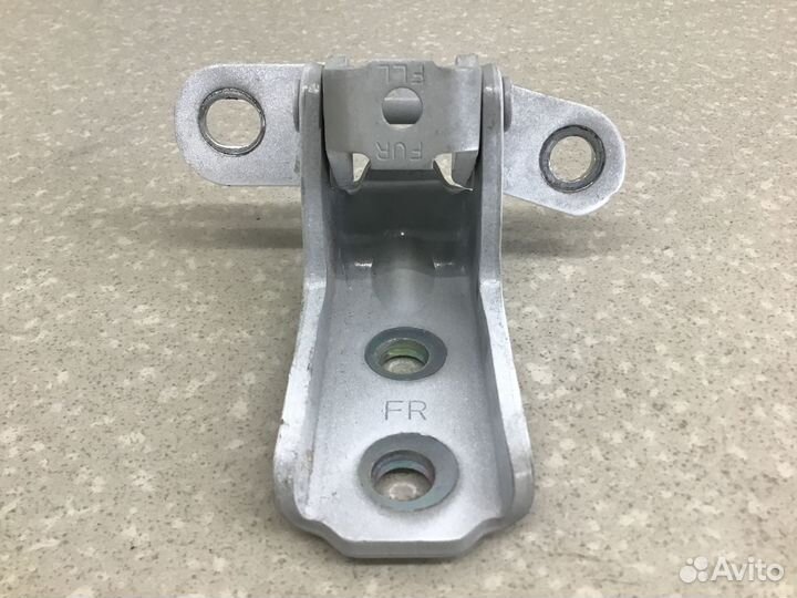 Петля двери передней правой верхняя Hyundai Santa