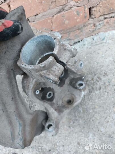 Поворотный кулак левый передний Bmw E65