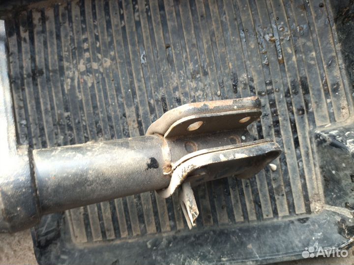 Стойка передняя