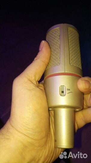 Студийный конденсаторный микрофон AKG C 2000B