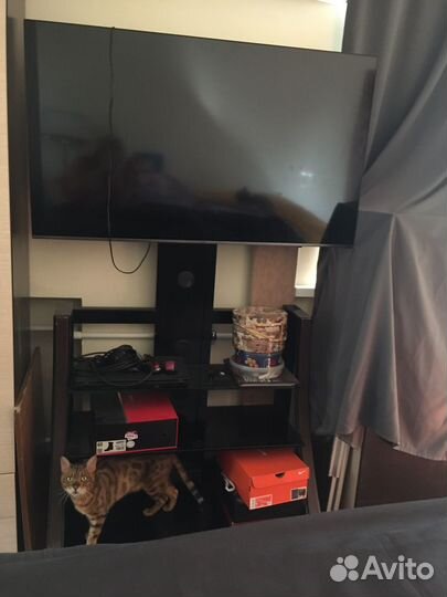 Стойка под телевизор, черное стекло