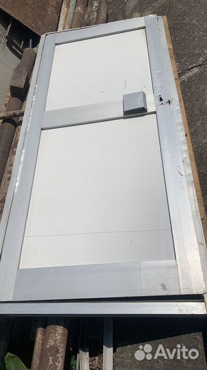 Дверь алюминиевая