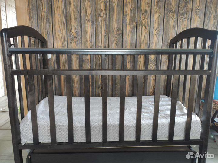 Детская кроватка с маятником и ящиком