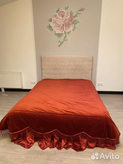 Покрывало и декоративные подушки