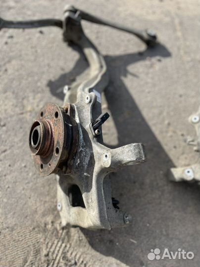 Передний поворотный кулак audi