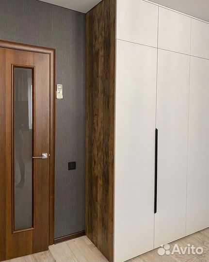 Шкаф с встроенной гладильной доской