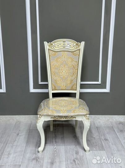 Стол и стулья в гостиную. В наличии