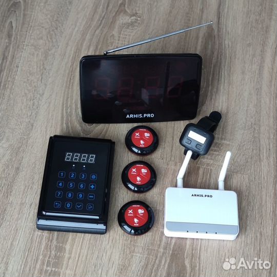 Кнопка вызова персонала, официанта, мастера и часы