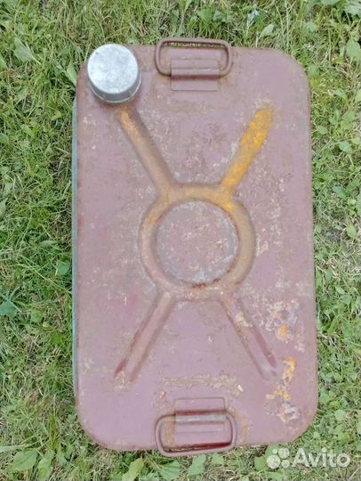 Канистру (лодочный бак)