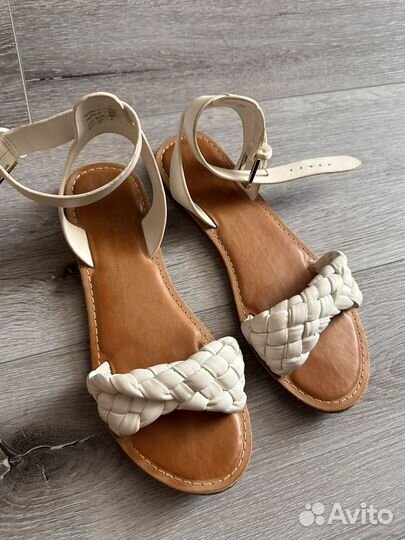 Кожанные босоножки 37