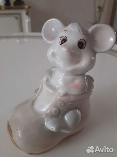 Фарфоровая фигурка