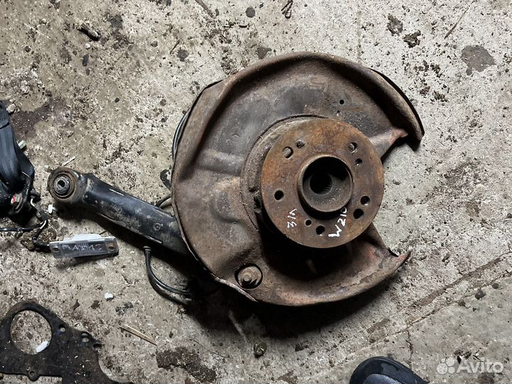 Кулак задний левый правый W210 Mercedes E class