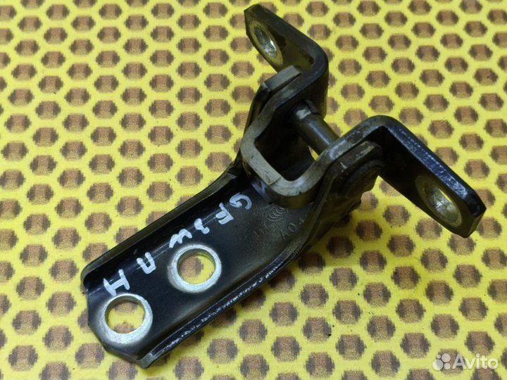 Петля двери передняя нижняя правая Mitsubishi