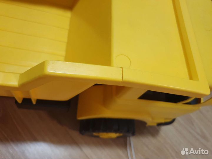 Большой игрушечный грузовик