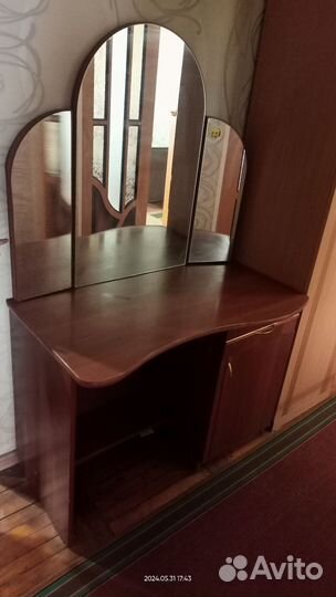 Трюмо с зеркалом