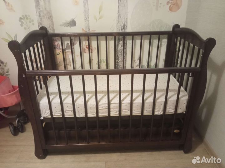 Детская кроватка с маятником