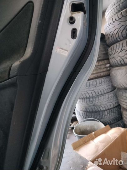 Задняя правая дверь Toyota auris E150