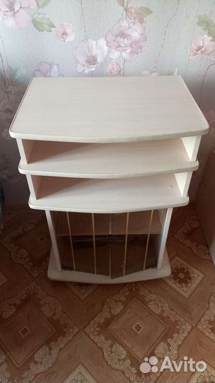 Тумбочка на колесиках