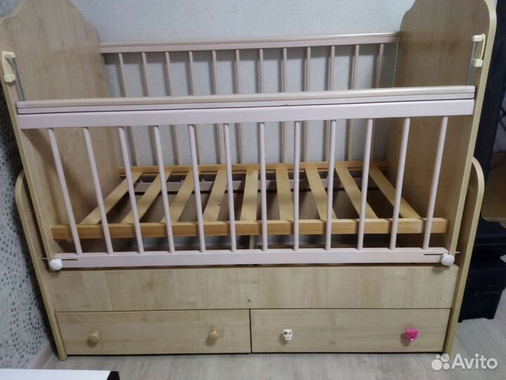 Детская кроватка с маятником