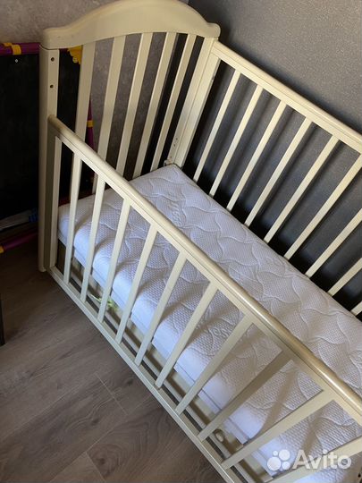 Детская кроватка с маятником и ящиком
