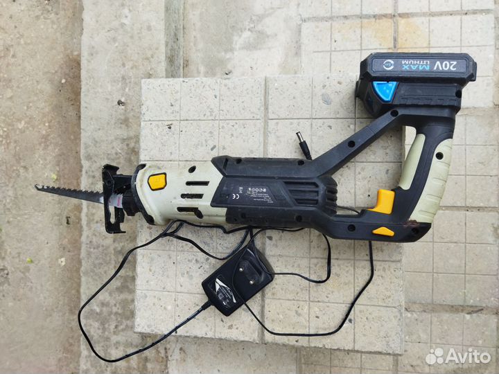 Пила сабельная аккумуляторная