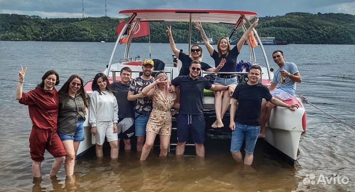 Моторная яхта с капитаном в прокат