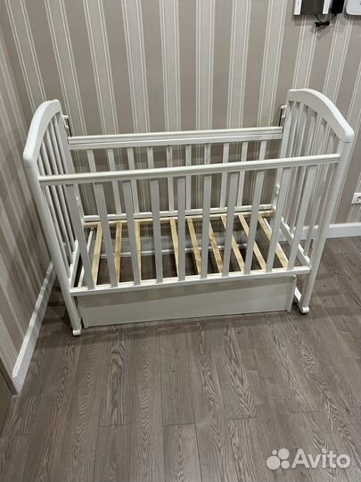 Детская кроватка с маятником