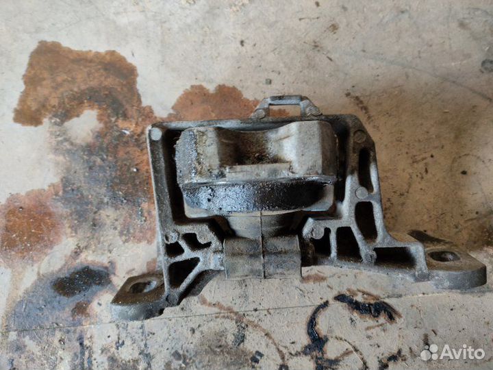 Опора двигателя правая Ford Focus 2 1.8 2005-2011