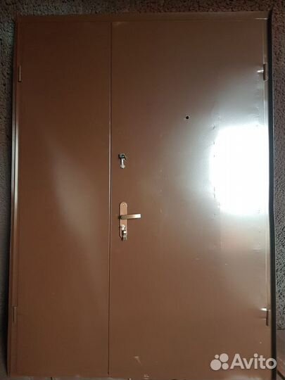 Заводская стальная дверь с отделкой в тамбур