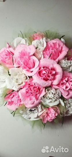 Розы из гофрированной бумаги с конфетой