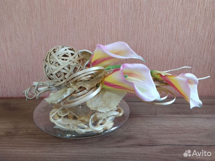 Декоративная композиция с линиями в вазе