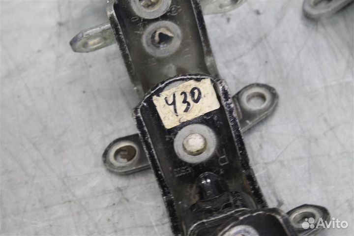 Петля двери задней правой нижняя Nissan Qashqai J