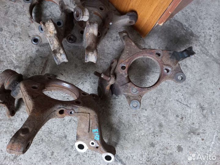 Поворотный кулак Toyota Corolla 150