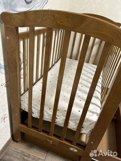 Кроватка детская с маятником