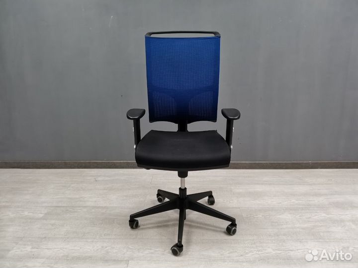 Офисное кресло