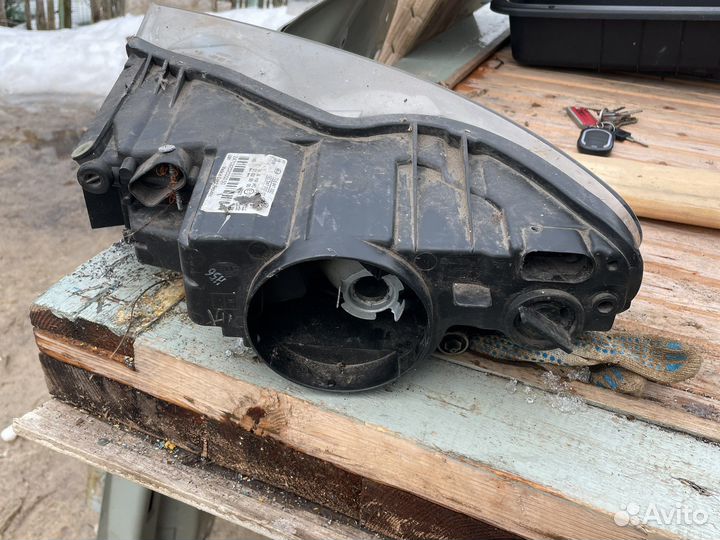 Фара правая Volkswagen Touareg